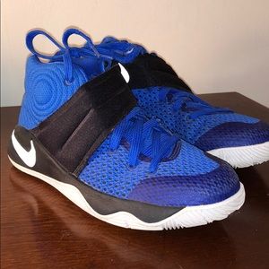 Youth basketball shoes